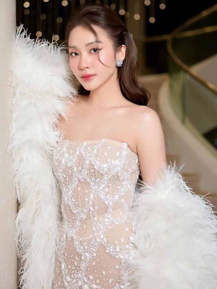 Sau 11 tháng 5 ngày, Khả Ngân tiếp tục đóng cặp cùng Thanh Sơn trong Gia đình mình vui bất thình lình. Cô đảm nhận vai Trâm Anh, người con dâu út trong gia đình ông Toại. “Tôi phải nỗ lực để có hình ảnh một Trâm Anh thật mới, thoát khỏi cái bóng của Tuệ Nhi”, cô chia sẻ với Tiền Phong.