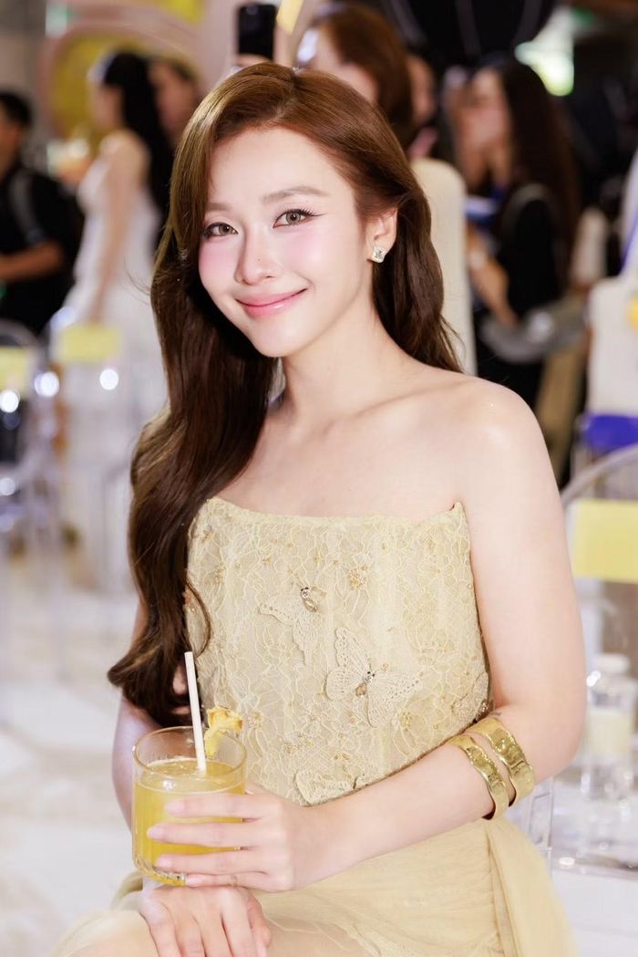 Khả Ngân sau đó thử sức ở nhiều lĩnh vực như người mẫu ảnh, dẫn chương trình, ca hát và diễn xuất. Cô từng vấp nhiều tranh luận trong thời gian đầu theo đuổi showbiz. “Sau mỗi lần vấp ngã, tôi lại học được bài học để thay đổi”, nữ diễn viên nhìn lại hành trình hoạt động nghệ thuật.