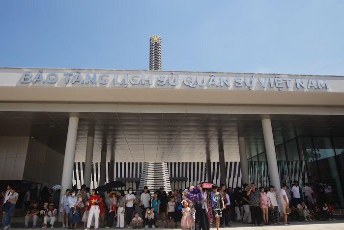 Dịp Quốc khánh 2/9, nhu cầu tham quan các địa chỉ văn hóa, lịch sử tại Hà Nội tăng cao. Bảo tàng Lịch sử Quân sự Việt Nam là một trong những điểm đến thu hút đông du khách nhờ quy mô lớn, không gian rộng và hệ thống hiện vật phong phú.