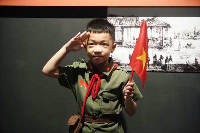 Nhiều du khách lựa chọn mặc áo, quàng khăn in cờ đỏ sao vàng, cầm cờ Tổ quốc... để lưu giữ hình ảnh ý nghĩa tại bảo tàng.