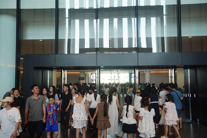 Không ít gia đình kết hợp chuyến tham quan với việc kể cho con nghe những câu chuyện về các cuộc kháng chiến, những người lính và mất mát của chiến tranh.