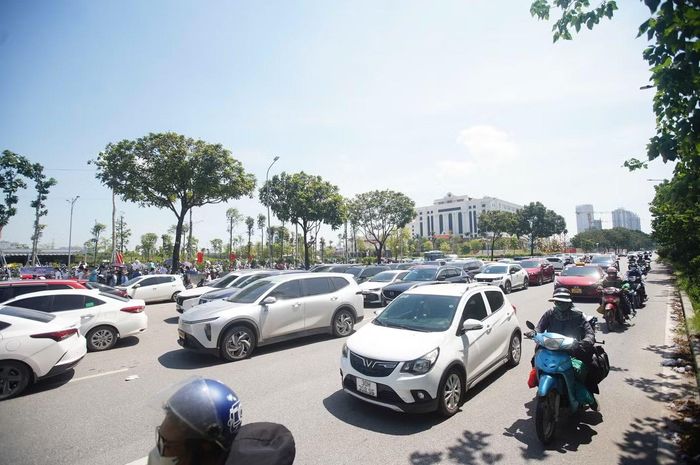 Từ sáng sớm 1/9, lượng phương tiện hướng về Bảo tàng Lịch sử Quân sự Việt Nam trên các tuyến đường kết nối Đại lộ Thăng Long tăng cao. Hàng nghìn người chọn bảo tàng là điểm đến dịp 2/9, trong đó có những gia đình nhiều thế hệ.