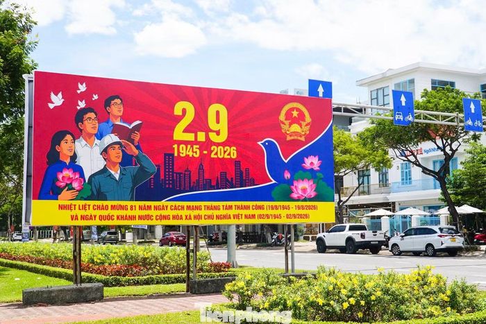 Không gian quen thuộc của phố phường mang một diện mạo khác trong dịp Tết Độc lập. Những con đường thường ngày vốn chỉ có xe cộ, hàng quán nay nổi bật bởi màu đỏ của cờ và các cụm trang trí chào mừng Quốc khánh.