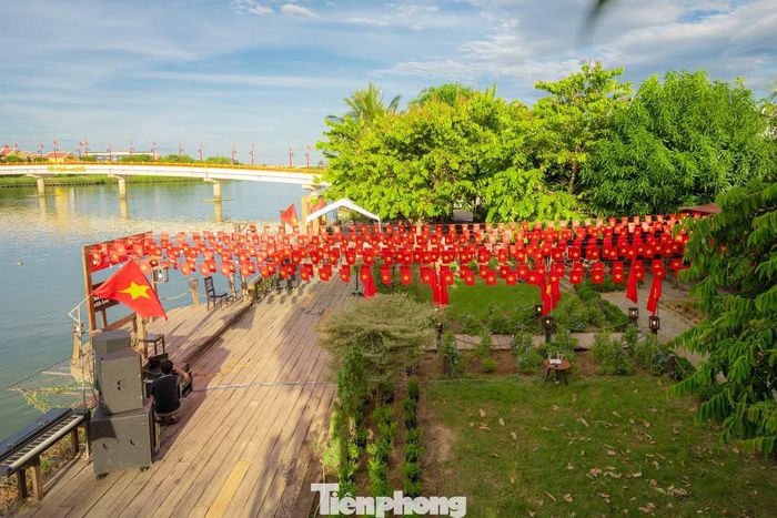 Không chỉ phố phường, trụ sở cơ quan, nhiều điểm tham quan - du lịch, quán cà phê, nhà hàng… cũng được trang trí bởi rừng cờ Tổ quốc, tạo điểm nhấn ấn tượng vào dịp Quốc khánh.
