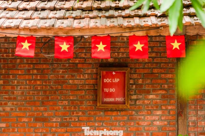 “Những ngày này, được đi trên những con đường rợp cờ hoa, tôi càng trân trọng sự hy sinh của bao thế hệ để có được nền độc lập. Màu cờ Tổ quốc rực đỏ phố phường khiến tôi cảm thấy rất đặc biệt, vừa gần gũi, vừa tự hào”, anh Mạnh nói.