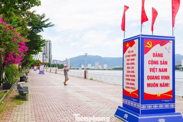 Từ hơn 2 tuần nay, các tuyến đường trung tâm TP. Đà Nẵng như Nguyễn Văn Linh, Bạch Đằng, Trần Phú, Võ Nguyên Giáp, Trần Hưng Đạo, Lê Duẩn, Phạm Văn Đồng… khoác áo mới với hàng chục pano, áp phích, băng rôn cổ động chào mừng Quốc khánh 2/9. Ảnh: Giang Thanh.