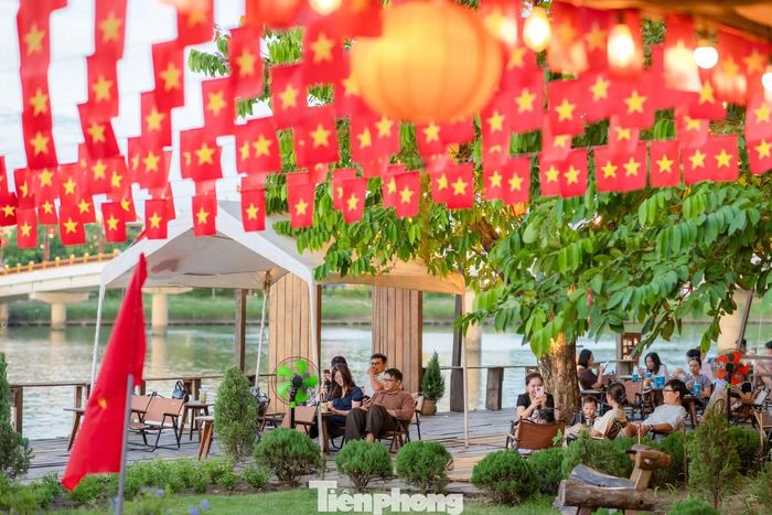 Những “tọa độ” rợp cờ thu hút đông đảo người dân và du khách đến tham quan, chụp ảnh check-in để lưu lại những khoảnh khắc ấn tượng cùng cờ đỏ sao vàng.