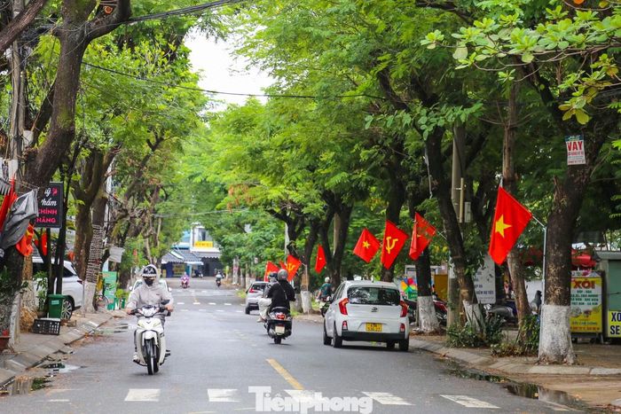 Tuyến đường trước nhà bà Hoàng Thị Hà (70 tuổi, phường Cẩm Lệ) được trang trí bởi hàng chục lá cờ Tổ quốc treo dọc 2 bên vỉa hè. Mỗi dịp lễ, bà Hoa đều chuẩn bị một lá cờ mới để treo trang trọng trước cửa.