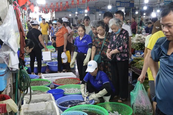  Ghi nhận tại chợ Cái Dăm, phường Bãi Cháy, lượng khách tập trung đông nhất tại khu vực bán hải sản tươi sống﻿. 