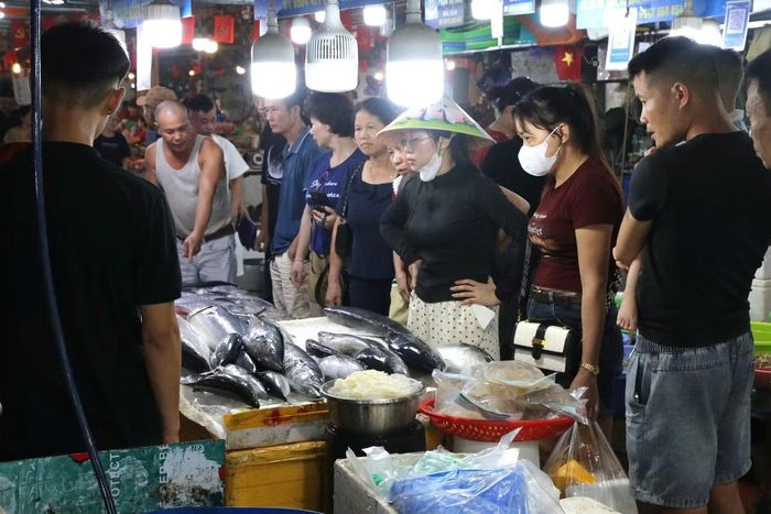 Sức mua tăng khiến các quầy hải sản hoạt động gần như liên tục. Tại nhiều sạp, chủ hàng phải huy động từ 3 người trở lên cùng bán. Người chào khách, người bắt hải sản, cân hàng, người đóng túi﻿, cho vào thùng xốp để khách thuận tiện vận chuyển. 