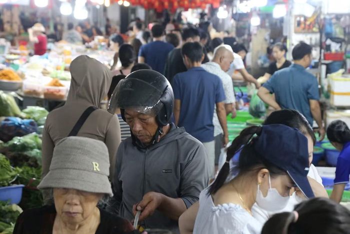 Mức giá giữa các sạp có thể chênh lệch tùy kích cỡ, chất lượng từng loại hải sản, tuy nhiên không xuất hiện tình trạng tăng giá mạnh chỉ vì lượng khách dịp nghỉ lễ đông hơn.