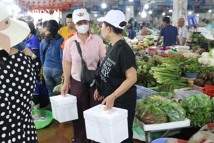  Những thùng xốp đựng hải sản liên tục được đưa ra khỏi chợ. Ngoài khách mua về sử dụng trong kỳ nghỉ, khá nhiều người lựa chọn đóng thùng mang về làm quà cho gia đình﻿, người thân. 