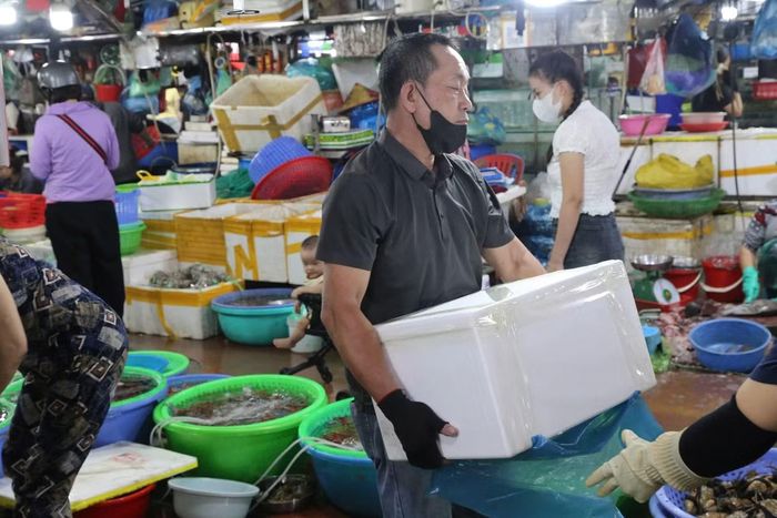 Với lượng khách du lịch tăng mạnh nhưng giá hải sản không bị “đội” lên đáng kể, các khu chợ truyền thống đang trở thành một trong những điểm được nhiều du khách tìm đến trong kỳ nghỉ Quốc khánh năm nay.