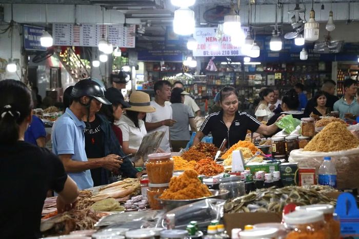  Không chỉ khu vực hải sản tươi sống, các gian hàng bán hải sản khô﻿ cũng thu hút đông khách. Đây là lựa chọn của nhiều du khách bởi dễ bảo quản, thuận tiện vận chuyển đường dài. 