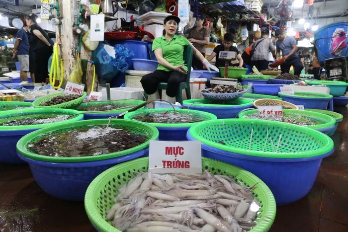 Theo các tiểu thương, mực trứng được bán khoảng 220 – 350.000 đồng/kg, bề bề trứng 250 - 320.000 đồng/kg, ghẹ xanh khoảng 350 - 460.000 đồng/kg, tôm rảo biển 320 - 400.000 đồng/kg, ốc hương 250 - 320.000 đồng/kg, ngao hoa khoảng 70 - 80.000 đồng/kg.