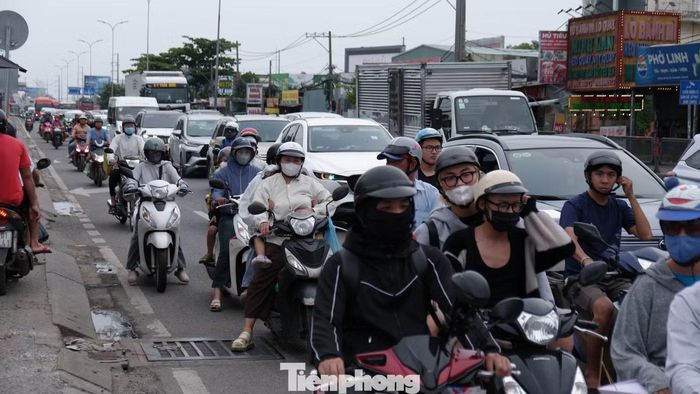 Lượng xe trên đường Lê Khả Phiêu tăng vào chiều 1/9, nhưng không xảy ra ùn tắc.