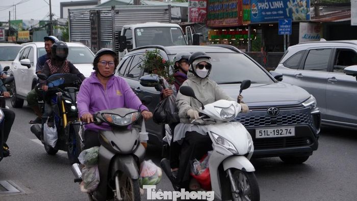 Nhiều gia đình tranh thủ trở lại thành phố sớm, mang theo lỉnh kỉnh hành lý, thực phẩm và quà quê sau những ngày nghỉ lễ bên người thân.