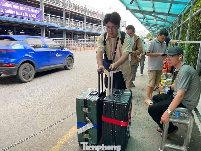 Trong khi đó, tại bến xe Miền Tây, các chuyến xe từ các tỉnh, thành Đồng bằng sông Cửu Long liên tục đưa hành khách trở lại TPHCM. Hoạt động đón trả khách diễn ra khá thuận lợi, chưa ghi nhận tình trạng ùn ứ.
