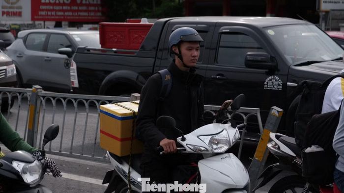 Hành lý, balô và những túi quà quê được người dân mang theo trên hành trình trở lại thành phố.