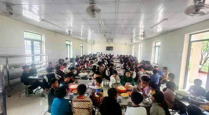Bữa ăn bán trú của học sinh. Ảnh: NTCC