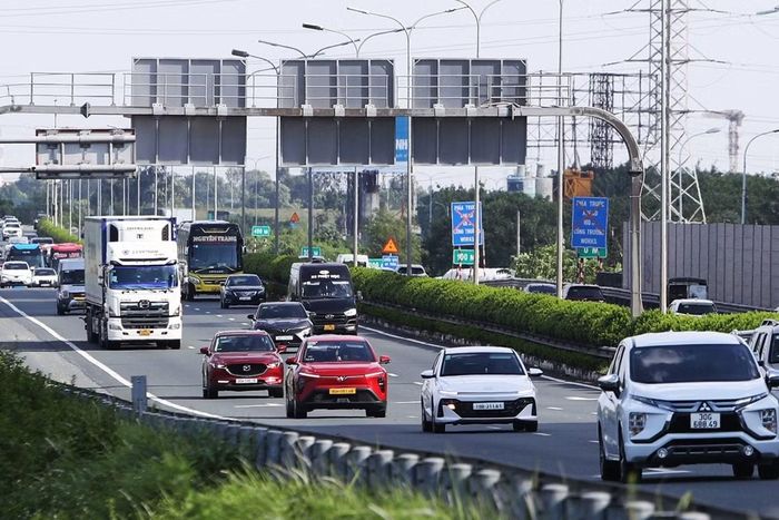 Lưu lượng phương tiện về Hà Nội tăng cao chiều 1/9.