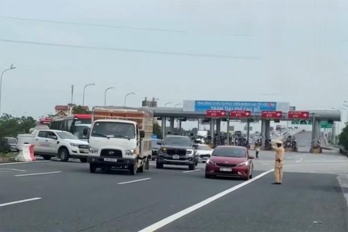 CSGT điều tiết các phương tiện đi vào làn đường ngược chiều trên cao tốc.