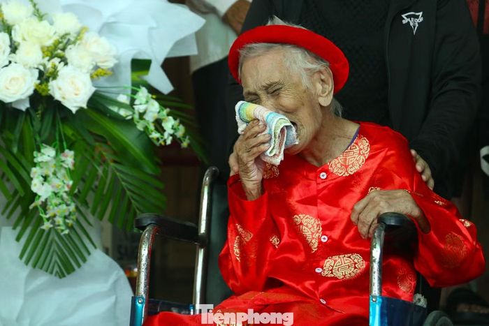 Cụ Chín nghẹn ngào bên linh cữu người con trai - liệt sĩ Lê Đình Văn.