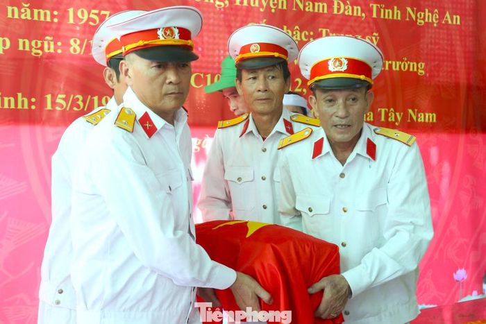 Lễ di quan hài cốt liệt sĩ Lê Đình Văn về nơi an nghỉ cuối cùng.