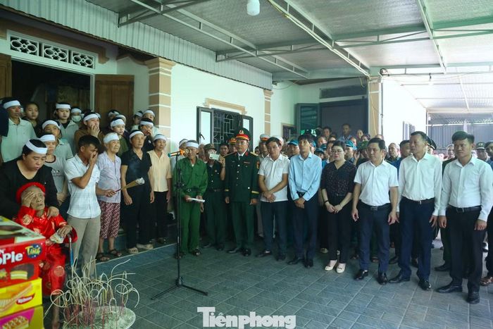 Chính quyền xã Thiên Nhẫn cùng đông đảo người thân, bà con nhân dân tiễn đưa hài cốt liệt sĩ Lê Đình Văn.
