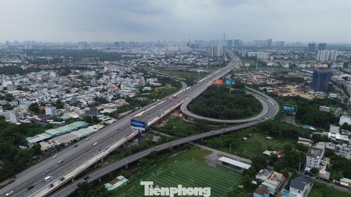 Cao tốc TPHCM - Long Thành - Dầu Giây, đoạn qua địa phận TPHCM, đông phương tiện hướng về đường dẫn cao tốc và nút giao Vành đai 2.