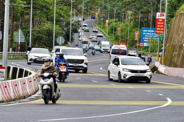 Tại một số tuyến đường như Hùng Vương, Trần Hưng Đạo, Bùi Thị Xuân, Trần Quốc Toản, mật độ phương tiện tăng cao.