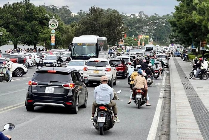 Nhiều thời điểm, xe cộ trên tuyến đường Trần Quốc Toản trước quảng trường Lâm Viên phải nhích từng chút một...