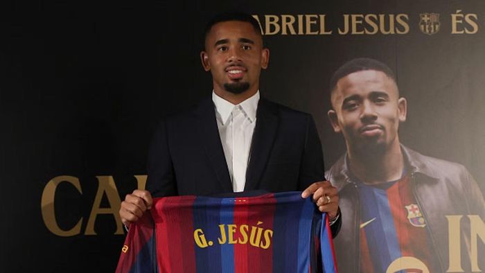 Jesus trong buổi ra mắt Barca sau khi ký hợp đồng 3 năm với đội bóng xứ Catalonia.