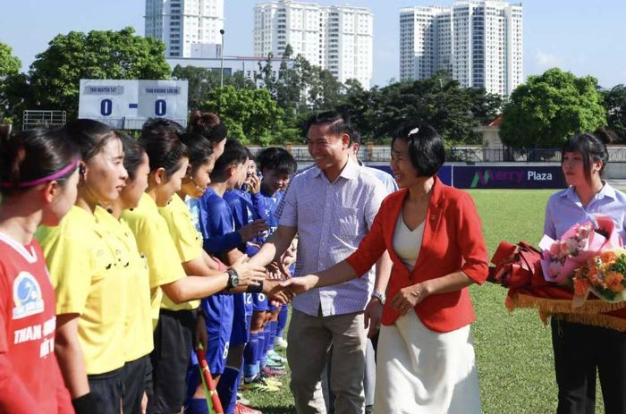 Lãnh đạo Cục TDTT và ông Trần Anh Tú chúc mừng và động viên các đội bóng dự giải nữ VĐQG