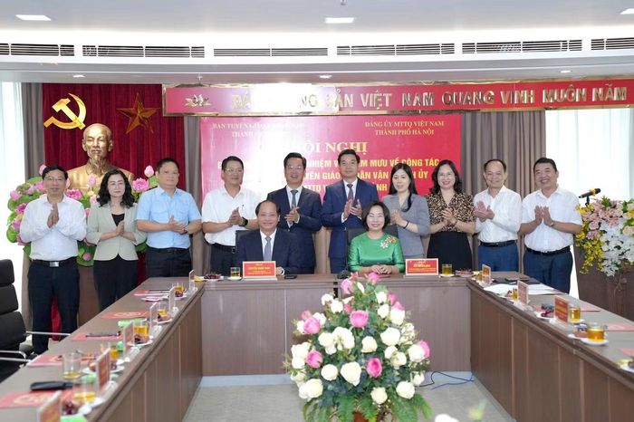 Ban Tuyên giáo và Dân vận Thành ủy Hà Nội phối hợp với Đảng ủy Mặt trận Tổ quốc Việt Nam thành phố Hà Nội tổ chức Hội nghị bàn giao chức năng, nhiệm vụ tham mưu về công tác dân vận. Ảnh: P.M.