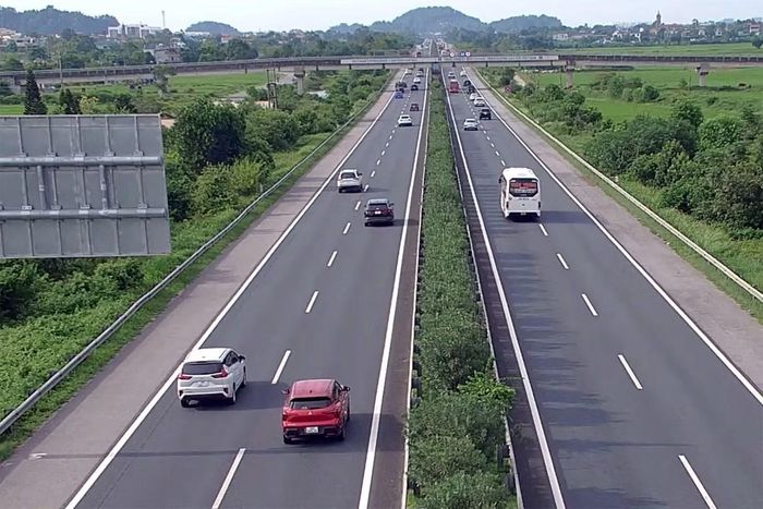 CSGT thực hiện phân luồng cho xe đi ngược chiều trong cao tốc khi lưu lượng phương tiện đông.