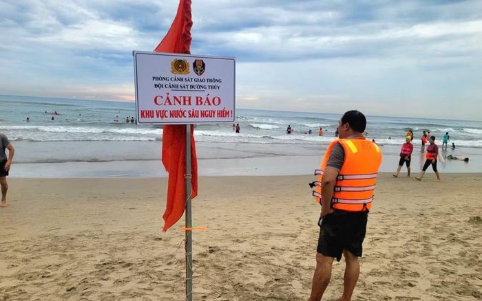 Lực lượng cứu hộ khuyến cáo người dân, du khách khi tắm biển cần chú ý các biển cảnh báo, không bơi xa bờ.