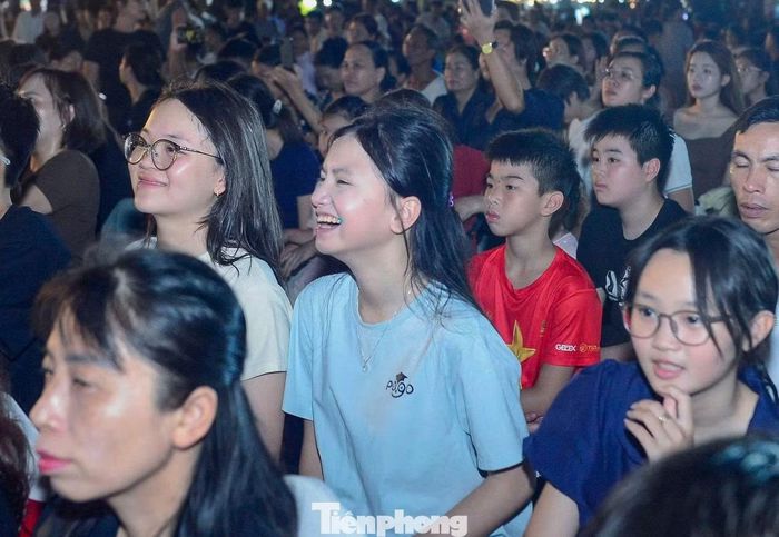 Tại phường Sầm Sơn, rất đông người dân, du khách xem tiết mục nghệ thuật giàu màu sắc và màn pháo hoa đẹp mắt. Không đơn thuần là chương trình nghệ thuật, Thanh Hóa hòa nhịp cùng non sông còn góp phần khơi dậy niềm tự hào về truyền thống lịch sử, đồng thời lan tỏa tinh thần đoàn kết, niềm tin và khát vọng vươn lên trong mỗi người dân.