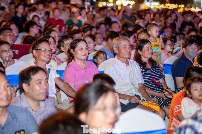 Tại hai điểm cầu, chương trình nghệ thuật được dàn dựng công phu với nhiều tiết mục ca múa nhạc mang chủ đề ca ngợi Đảng, Bác Hồ, quê hương, đất nước và khát vọng phát triển. Ngay từ sớm, hàng nghìn người dân đã đổ về các khu vực trung tâm để hòa mình vào không khí lễ hội.