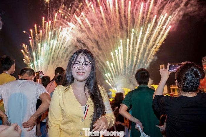 Tại Quảng trường Lam Sơn, hàng nghìn người dân đứng kín khu vực quảng trường và các tuyến đường lân cận để theo dõi chương trình.