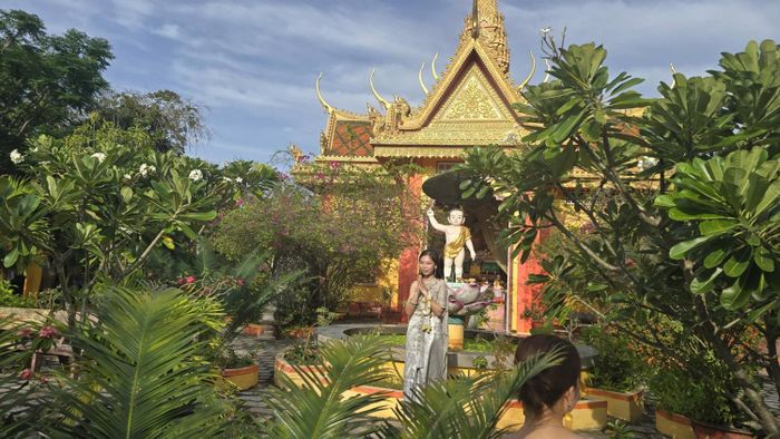 Sau MV Thiên đường với người thương, trào lưu chụp ảnh cùng trang phục truyền thống Khmer ngày càng được giới trẻ yêu thích.