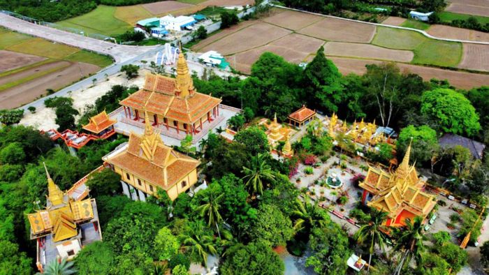 Chùa Tà Pạ là ngôi chùa Phật giáo Nam tông Khmer nổi tiếng, điểm du lịch tâm linh nổi tiếng của An Giang.