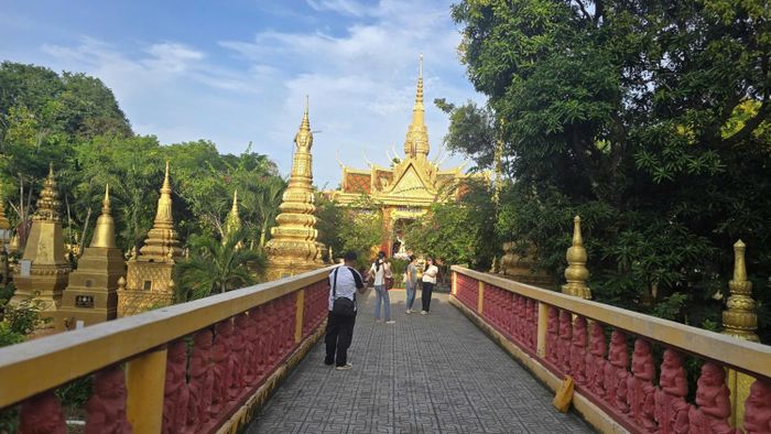 Lối kiến trúc đặc trưng của những ngôi chùa Khmer Nam bộ với điểm tháp cao trên mái vòm cùng đường nét hoa văn đặc sắc.