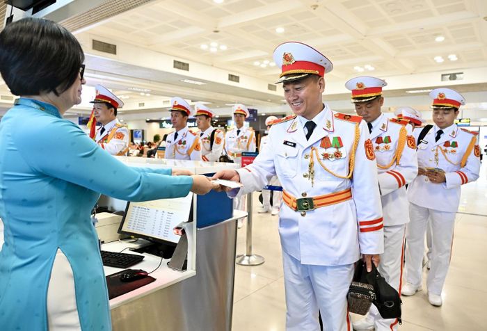 Đoàn Nghi lễ Quân đội làm thủ tục lên máy bay tại Sân bay Quốc tế Nội Bài sáng ngày 1/9.