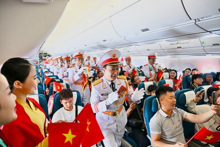 Những giai điệu hào hùng về quê hương, đất nước vang lên ở độ cao 10.000 mét, khi Đoàn Nghi lễ Quân đội biểu diễn trên chuyến bay chào mừng Quốc khánh 2/9.
