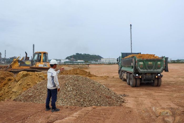 Nhân sự điều tiết các phương tiện thực hiện dự án san lấp mặt bằng.
