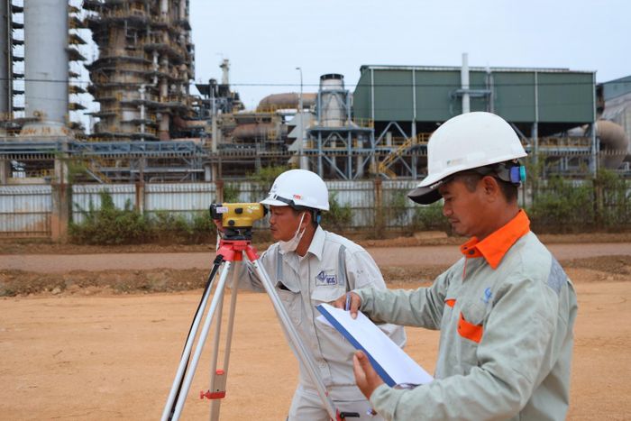 Ông Trần Quốc Bảo - Tư vấn Giám sát dự án chia sẻ: "Trong ngày lễ Quốc khánh 2/9, chúng tôi vẫn đi làm để bảo đảm tiến độ của dự án. Bên cạnh đó, việc đi làm dịp này cũng như một lời tri ân với ngày lễ lớn của đất nước, đóng góp sức mình vào dự án công trình trọng điểm của quốc gia là NCMR NMLD Dung Quất".