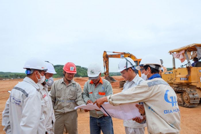 Ông Nguyễn Nam Hải - Phó Giám đốc Ban Điều hành dự án cho biết, tiến độ thi công dự án san lấp mặt bằng đang gặp nhiều khó khăn, vướng mắc do ảnh hưởng từ các mỏ đất phục vụ dự án. Hiện tại, PETROCONS đang tổ chức nhiều mũi thi công đồng thời để duy trì hoạt động vận chuyển đất, san lấp và lu lèn. Bên cạnh đó, đơn vị cũng tổ chức chủ động tìm kiếm, khảo sát các nguồn khai thác vật liệu và các mỏ đất bổ sung, nhằm bảo đảm nguồn vật liệu phục vụ công tác san lấp mặt bằng, đáp ứng yêu cầu tiến độ của dự án.