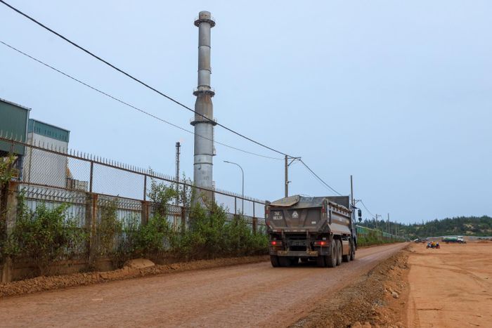 Dự án NCMR NMLD Dung Quất đã chính thức được Thủ tướng Chính phủ phê duyệt là dự án quan trọng quốc gia, trọng điểm của ngành năng lượng từ ngày 2/12/2025. Với tổng mức đầu tư khổng lồ 36.397 tỷ đồng (tương đương 1,489 tỷ USD), dự án mở rộng quy mô quỹ đất sử dụng lên 51,67 ha hoàn toàn nằm trong khuôn viên nhà máy hiện hữu.