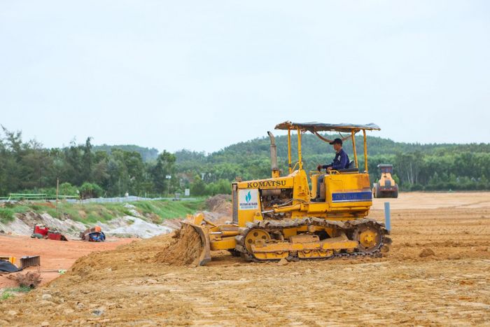 Ông Nguyễn Kiên Trung - Giám sát an toàn của dự án cho biết, an toàn lao động có tính liên tục tuyệt đối và không có sự khác biệt hay ngoại lệ giữa ngày thường và ngày lễ nghỉ. Trong đó, vấn đề bảo đảm an toàn giao thông nội bộ và phương tiện cơ giới là những điểm đặc biệt cần lưu ý. Vào các đợt cao điểm, số lượng phương tiện tham gia hoạt động tại hiện trường rất lớn, có thời điểm lên đến hơn 200 chiếc gồm xe tải vận chuyển, xe lu đầm nén, xe ủi, xe đào và xe bê tông. “Nhờ sự phối hợp chặt chẽ giữa bộ phận an toàn của nhà thầu và tư vấn giám sát, tổ chức họp phổ biến an toàn đầu giờ mỗi ca làm việc, công trường hiện vẫn duy trì kỷ lục tuyệt vời: không để xảy ra bất kỳ tai nạn lao động hay sự cố nghiêm trọng nào", ông Nguyễn Kiên Trung chia sẻ.